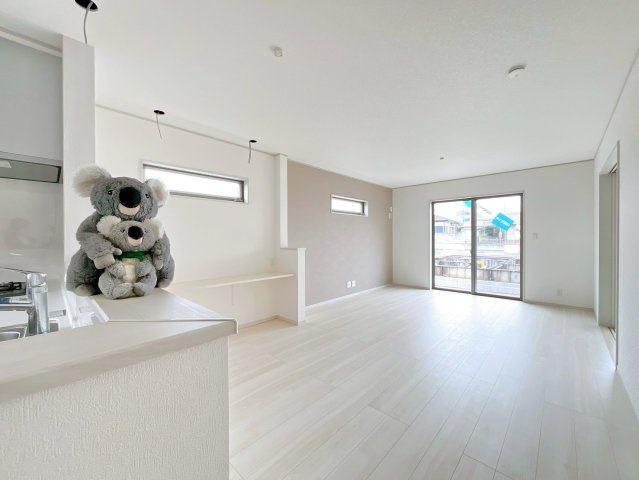 【居間・リビング】 | 沼田市桜町　新築住宅 | ≪LDK≫
陽当りも良いリビング。
光が差し込む明るい空間はいつもの時間をより特別に…穏やかなひと時を一層充実した時間へ変えてくれます。