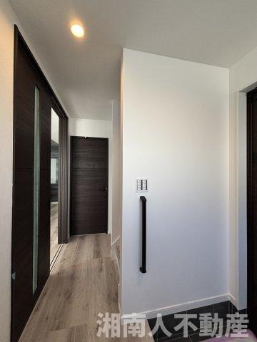 茅ヶ崎市浜竹４丁目４３３８番４５新築戸建の玄関|収納もある玄関です