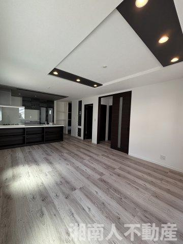 茅ヶ崎市浜竹４丁目４３３８番４５新築戸建の居間・リビング|リビングです