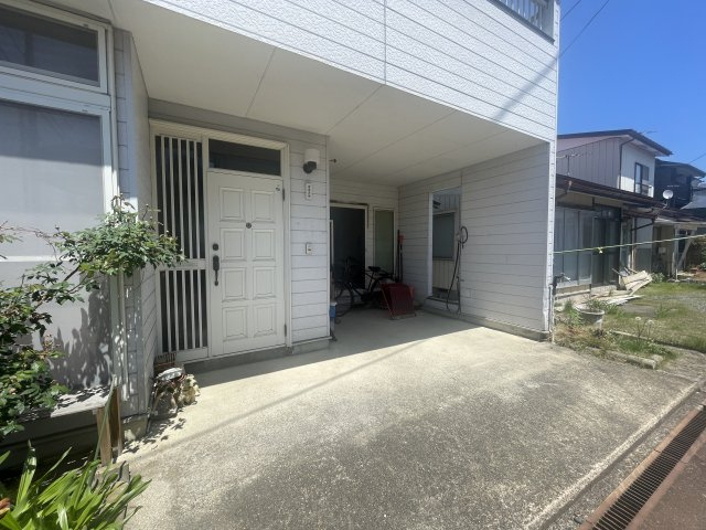 金川町　戸建ての駐車場|玄関近くに駐車ができるので雨にぬれずに乗車できますね♪