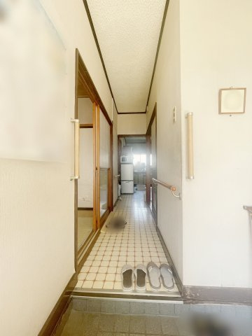 金川町　戸建ての玄関|お買い物帰りには台所までまっすぐに荷物が運べて便利♪