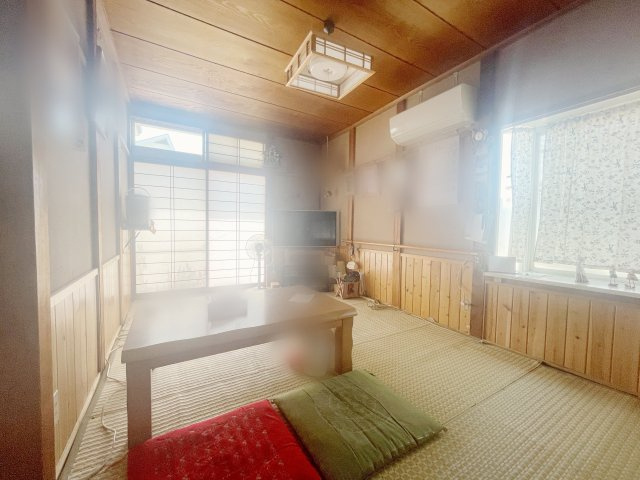 金川町　戸建ての和室|1階和室には出窓もついているので小物を飾っておしゃれにアレンジ可能！