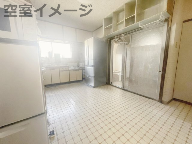 金川町　戸建てのキッチン|家具をデジタル処理で消し、空室イメージを再現。