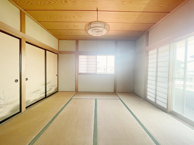 金川町　戸建ての和室|2階和室！バルコニーに面しているので陽当たり良好！