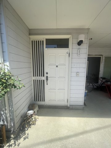 金川町　戸建ての玄関|ポーチ付き玄関！