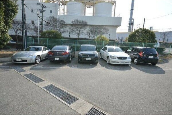 ビスタ江坂南の駐車場