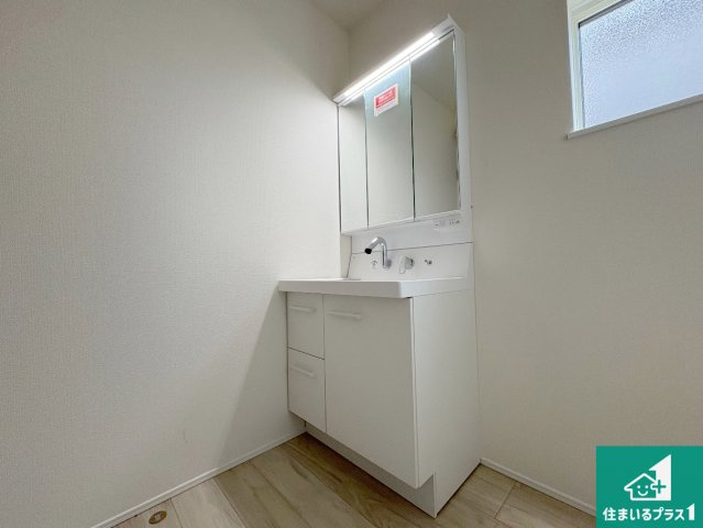 近江八幡市安土町常楽寺　第24-1期　新築一戸建ての独立洗面台|清潔感のある洗面台です。フラットな鏡は掃除がしやすく毎日清潔！鏡裏には収納があるのでスッキリとした洗面台が保てます。