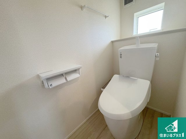 近江八幡市安土町常楽寺　第24-1期　新築一戸建てのトイレ|1・2階の2ヶ所にあるので、朝の忙しい時間の順番待ちもなく、深夜の利用にも大変便利です。