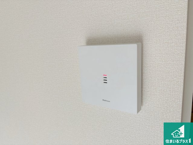 近江八幡市安土町常楽寺　第24-1期　新築一戸建ての防犯設備|24時間録画機能搭載のインターホンで、防犯も来客対応もこれ1台。
訪問者の有無に関わらず玄関前を録画し、家族の安心を守ります。