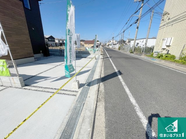 近江八幡市安土町常楽寺　第24-1期　新築一戸建ての前面道路含む現地写真|周辺は閑静な住宅街！前面道路広々で車の出し入れも便利です。駐車が苦手な方でも安心して車庫入れできます！