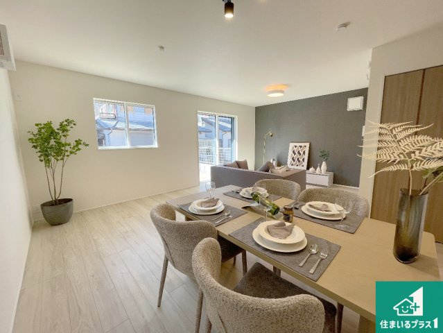 近江八幡市安土町常楽寺　第24-1期　新築一戸建ての居間・リビング|日当たり良好の明るいリビングで朝の目覚めもスッキリできそう！対面キッチンでご家族のコミュニケーションも自然と増える設計！小さなお子様が遊ぶスペースを作っても広々とくつろげるLDK！