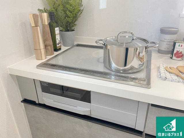 近江八幡市安土町常楽寺　第24-1期　新築一戸建ての設備|火を使わないので、安心なＩＨコンロ！でこぼこが無い構造なので、掃除もしやすく清潔に保てます！