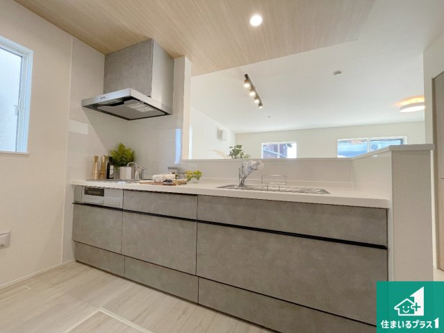 近江八幡市安土町常楽寺　第24-1期　新築一戸建てのキッチン|リビングと統一感があり、使い勝手のいいキッチン。広々としているので、二人並んで作業が出来ちゃいます。お子様と一緒に色々なお料理に挑戦できるスペースがあります。