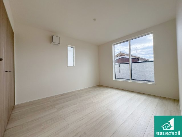 近江八幡市安土町常楽寺　第24-1期　新築一戸建ての洋室|シンプルな洋室は、自分好みのインテリアが楽しめます♪ご家族とインテリアや家具を選びに行くのは新築購入時の醍醐味の一つです。ぜひお楽しみください♪