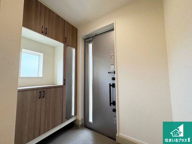 近江八幡市安土町常楽寺　第24-1期　新築一戸建ての玄関|シューズボックスにはたくさんの靴が収納できるので玄関周りはいつもスッキリ！ご家族が増えても安心！