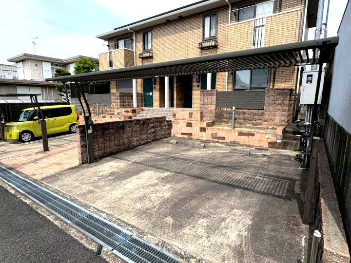 ヒルズコートの駐車場