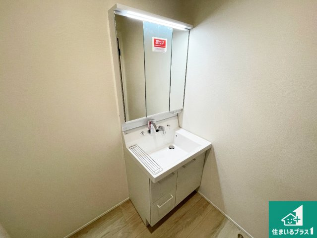 近江八幡市安土町常楽寺　第24-1期　新築一戸建ての独立洗面台|清潔感のある洗面台です。フラットな鏡は掃除がしやすく毎日清潔！鏡裏には収納があるのでスッキリとした洗面台が保てます。