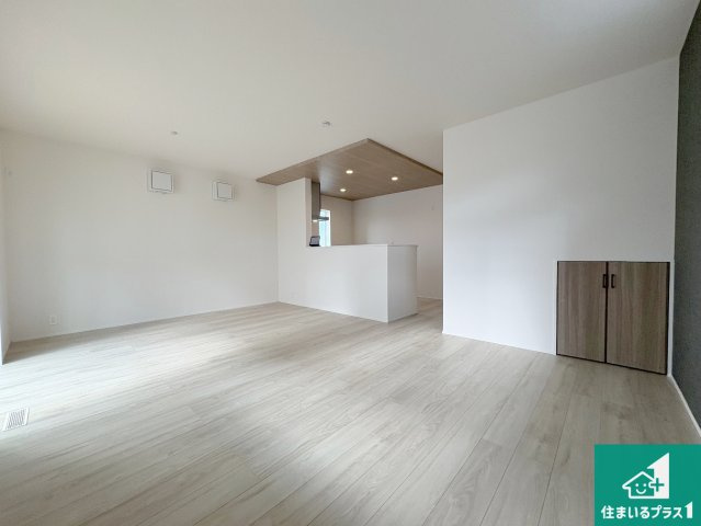 近江八幡市安土町常楽寺　第24-1期　新築一戸建ての居間・リビング|日当たり良好の明るいリビングで朝の目覚めもスッキリできそう！対面キッチンでご家族のコミュニケーションも自然と増える設計！小さなお子様が遊ぶスペースを作っても広々とくつろげるLDK！