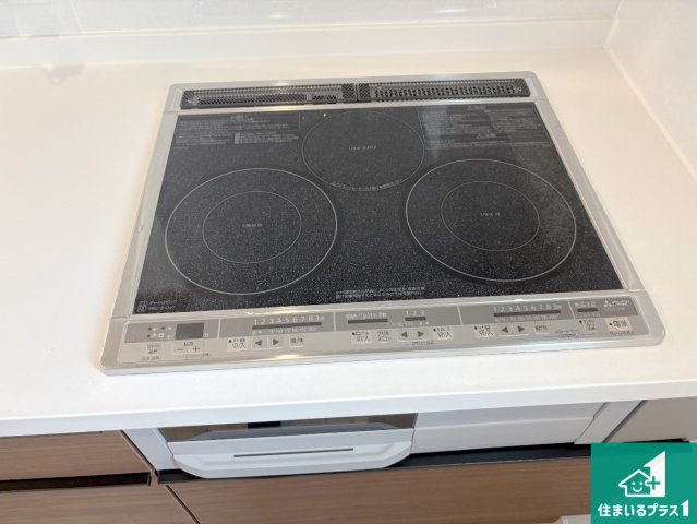 近江八幡市安土町常楽寺　第24-1期　新築一戸建ての設備|火を使わないので、安心なＩＨコンロ！でこぼこが無い構造なので、掃除もしやすく清潔に保てます！