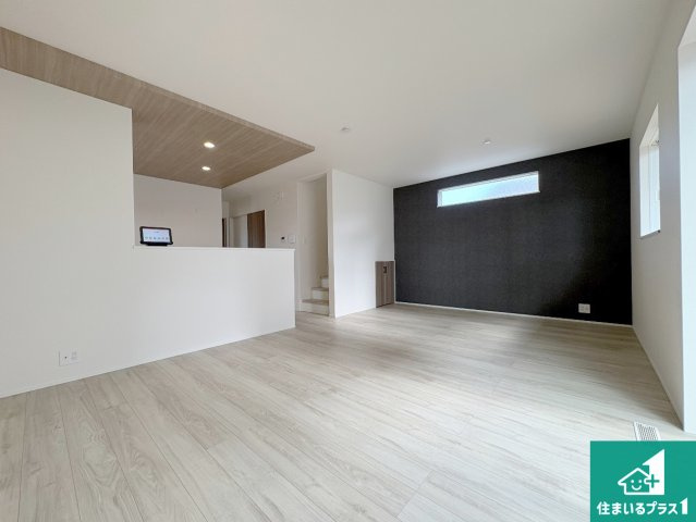 近江八幡市安土町常楽寺　第24-1期　新築一戸建ての居間・リビング|シンプルなリビングは、観葉植物等のインテリアを楽しめますね！パパ好みにも、ママ好みにも家具次第で雰囲気を変えることができます！