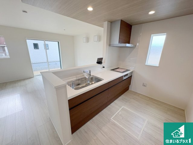 近江八幡市安土町常楽寺　第24-1期　新築一戸建てのキッチン|リビングと統一感があり、使い勝手のいいキッチン。広々としているので、二人並んで作業が出来ちゃいます。お子様と一緒に色々なお料理に挑戦できるスペースがあります。