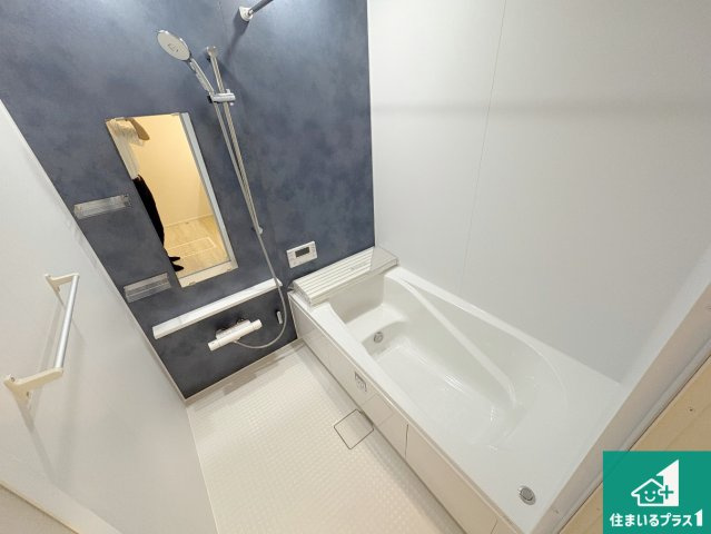 近江八幡市安土町常楽寺　第24-1期　新築一戸建ての浴室|足をゆったり伸ばして寛げる浴槽です。窓が設けられていますので差し込む光が明るく穏やかな雰囲気にしてくれます♪浴室乾燥機も設置しているので、雨の日の洗濯物も安心です♪