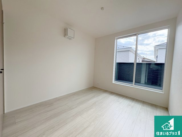 近江八幡市安土町常楽寺　第24-1期　新築一戸建ての洋室|シンプルな洋室は、自分好みのインテリアが楽しめます♪ご家族とインテリアや家具を選びに行くのは新築購入時の醍醐味の一つです。ぜひお楽しみください♪