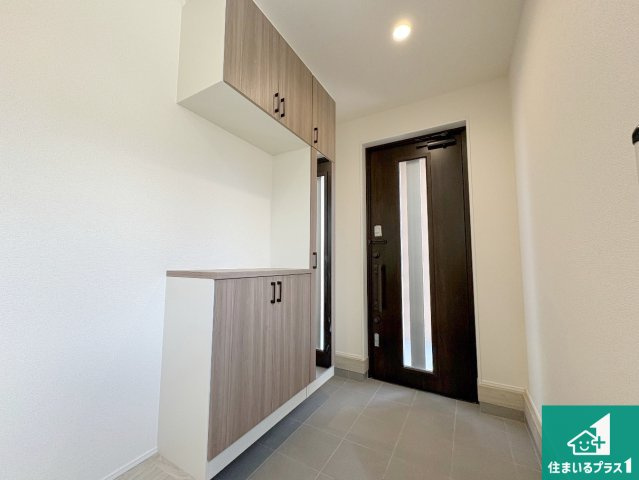 近江八幡市安土町常楽寺　第24-1期　新築一戸建ての玄関|シューズボックスにはたくさんの靴が収納できるので玄関周りはいつもスッキリ！ご家族が増えても安心！