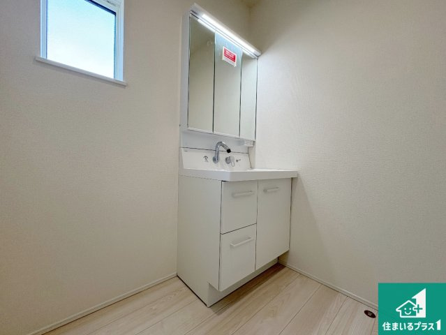 近江八幡市安土町常楽寺　第24-1期　新築一戸建ての独立洗面台|清潔感のある洗面台です。フラットな鏡は掃除がしやすく毎日清潔！鏡裏には収納があるのでスッキリとした洗面台が保てます。