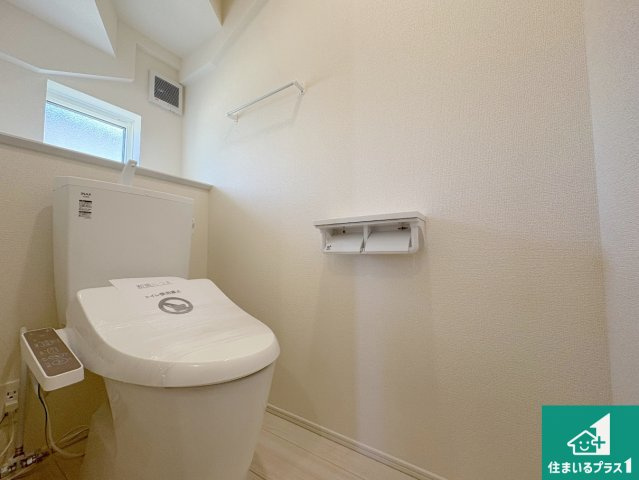 近江八幡市安土町常楽寺　第24-1期　新築一戸建てのトイレ|1・2階の2ヶ所にあるので、朝の忙しい時間の順番待ちもなく、深夜の利用にも大変便利です。