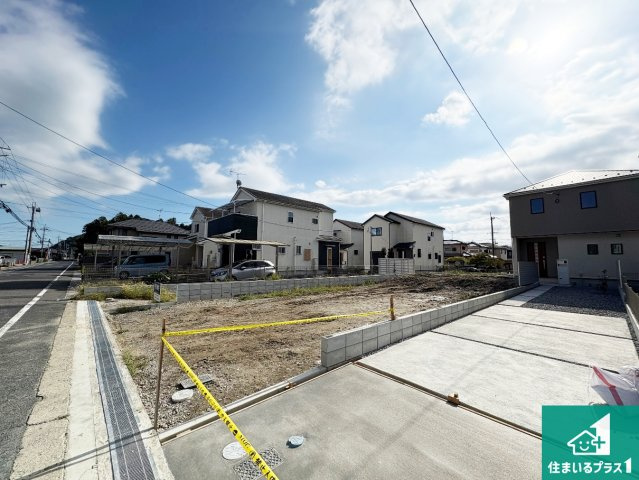 近江八幡市安土町常楽寺　第24-1期　新築一戸建ての前面道路含む現地写真|周辺は閑静な住宅街！前面道路広々で車の出し入れも便利です。駐車が苦手な方でも安心して車庫入れできます！