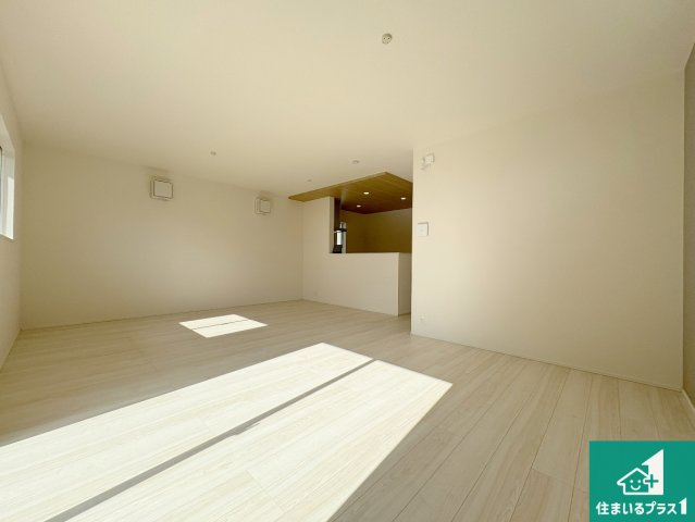 近江八幡市安土町常楽寺　第24-1期　新築一戸建ての居間・リビング|日当たり良好の明るいリビングで朝の目覚めもスッキリできそう！対面キッチンでご家族のコミュニケーションも自然と増える設計！小さなお子様が遊ぶスペースを作っても広々とくつろげるLDK！