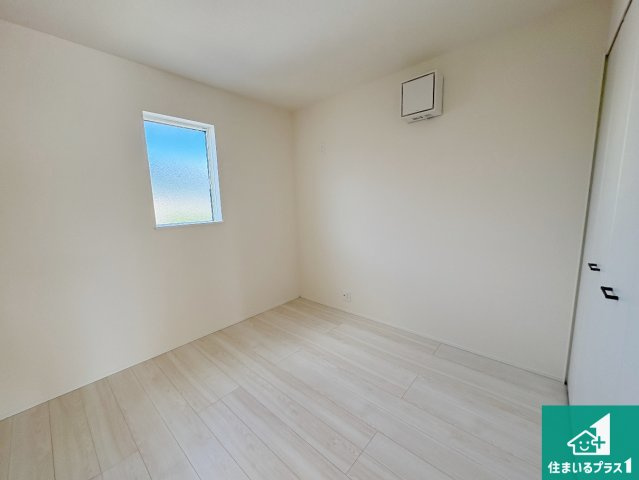 近江八幡市安土町常楽寺　第24-1期　新築一戸建ての洋室|シンプルな洋室は、自分好みのインテリアが楽しめます♪ご家族とインテリアや家具を選びに行くのは新築購入時の醍醐味の一つです。ぜひお楽しみください♪