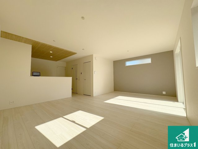 近江八幡市安土町常楽寺　第24-1期　新築一戸建ての居間・リビング|シンプルなリビングは、観葉植物等のインテリアを楽しめますね！パパ好みにも、ママ好みにも家具次第で雰囲気を変えることができます！