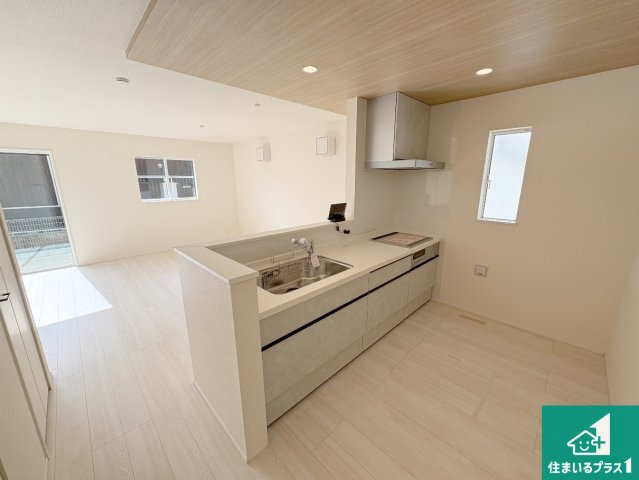 近江八幡市安土町常楽寺　第24-1期　新築一戸建てのキッチン|リビングと統一感があり、使い勝手のいいキッチン。広々としているので、二人並んで作業が出来ちゃいます。お子様と一緒に色々なお料理に挑戦できるスペースがあります。