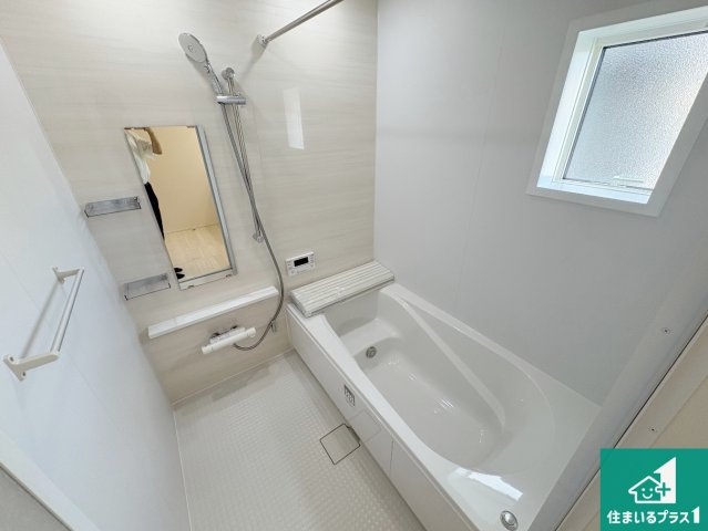 近江八幡市安土町常楽寺　第24-1期　新築一戸建ての浴室|足をゆったり伸ばして寛げる浴槽です。窓が設けられていますので差し込む光が明るく穏やかな雰囲気にしてくれます♪浴室乾燥機も設置しているので、雨の日の洗濯物も安心です♪