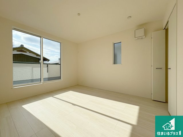 近江八幡市安土町常楽寺　第24-1期　新築一戸建ての洋室|シンプルな洋室は、自分好みのインテリアが楽しめます♪ご家族とインテリアや家具を選びに行くのは新築購入時の醍醐味の一つです。ぜひお楽しみください♪