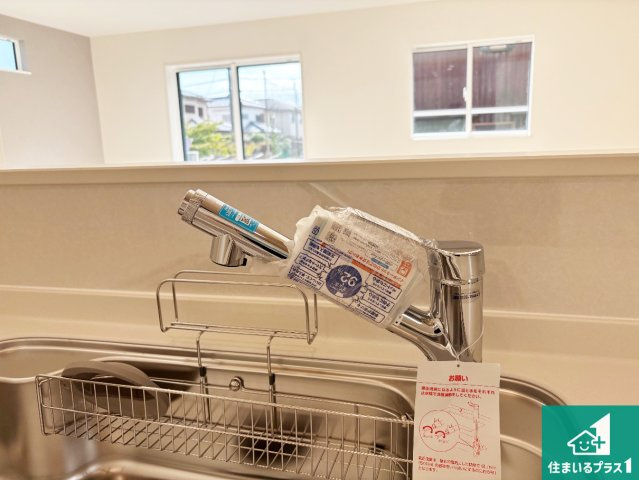 近江八幡市安土町常楽寺　第24-1期　新築一戸建ての設備|浄水器を内蔵！炊飯時、お茶を作る時に安心してお水を使えます！お湯と冷水、浄水と原水、シャワーの切替えもワンタッチです！