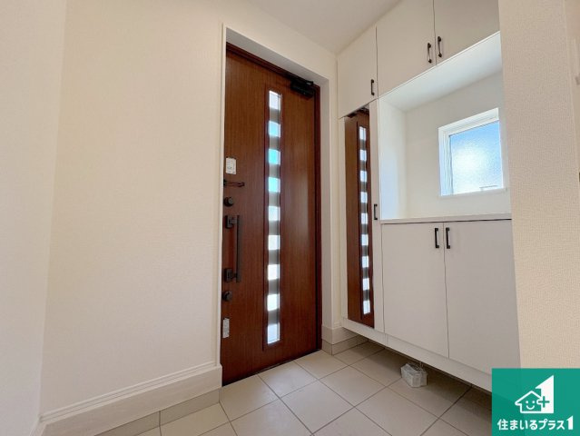 近江八幡市安土町常楽寺　第24-1期　新築一戸建ての玄関|シューズボックスにはたくさんの靴が収納できるので玄関周りはいつもスッキリ！ご家族が増えても安心！