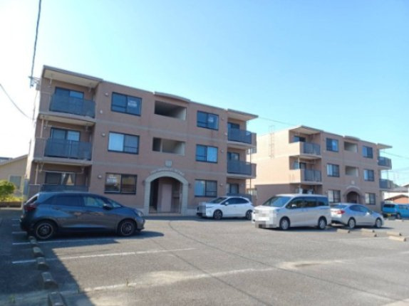 ヒーローマンション・セージ駐車場の外観