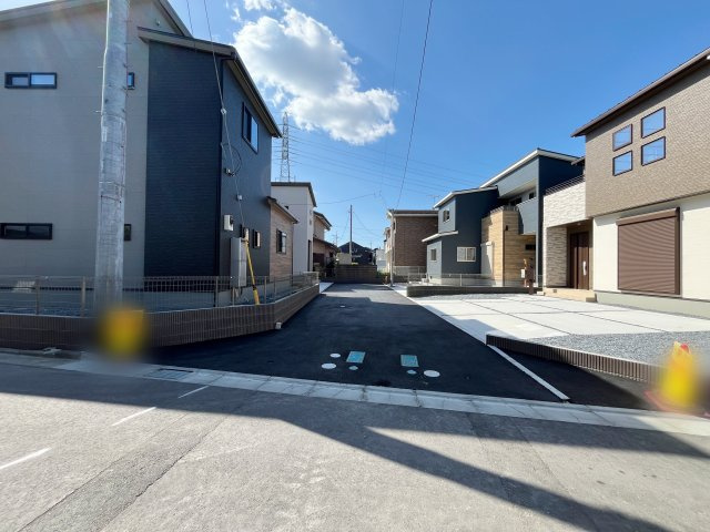 【前面道路含む現地写真】 | 熊谷市上之第９期　ワイウッドコート　未入居戸建　全4棟　2号棟 | 10/17撮影