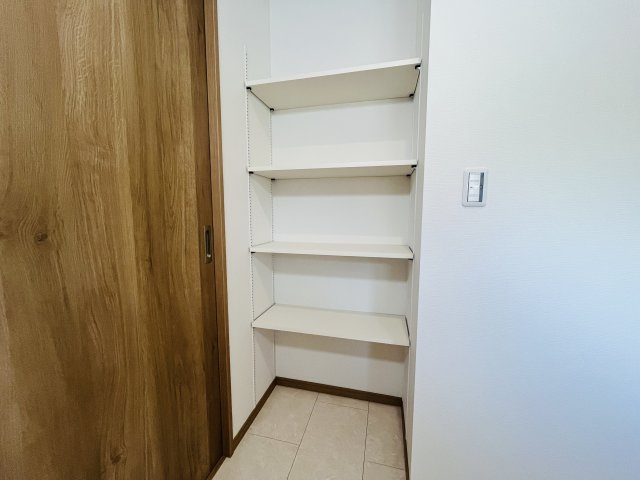 【内装】 | 熊谷市上之第９期　ワイウッドコート　新築戸建　全4棟　1号棟 | 可動棚収納