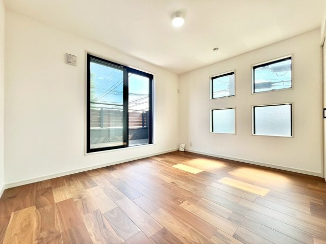 世田谷区桜上水3丁目　戸建　残2棟の洋室|木目調で落ち着いた雰囲気の内装は、どんなインテリアにも合わせやすいデザイン。（E号棟）