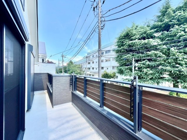 世田谷区桜上水3丁目　戸建　残2棟のバルコニー|南東向きのバルコニーは陽当り良好で、たっぷりのお洗濯物もよく乾きます！（E号棟）