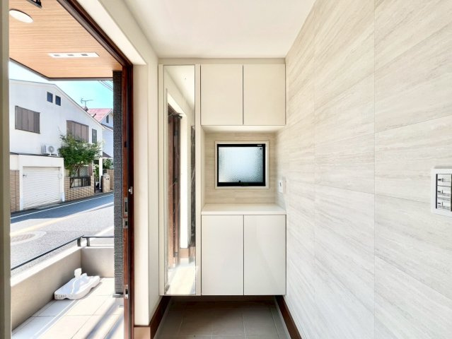 世田谷区桜上水3丁目　戸建　残2棟の玄関|収納スペースを配置した玄関。靴やレインコートなど、お出かけグッズを収納できます！（E号棟）