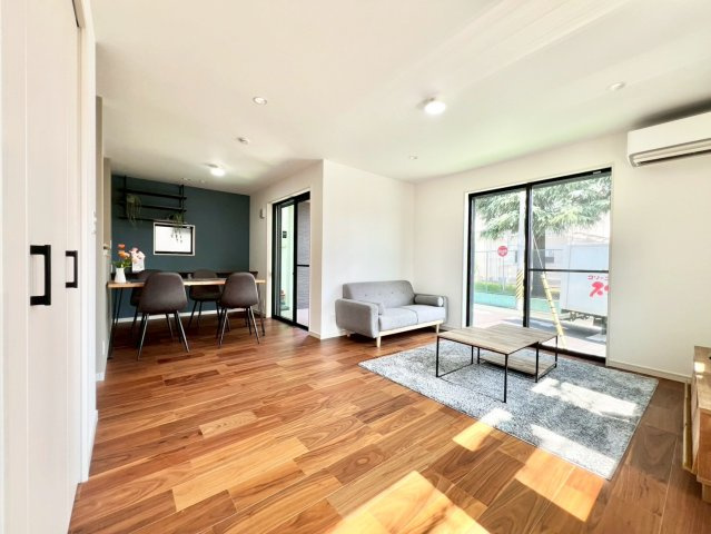 世田谷区桜上水3丁目　戸建　残2棟の居間・リビング|広々としたLDKは床暖房を完備！家族の憩いの空間になりますね。（E号棟）