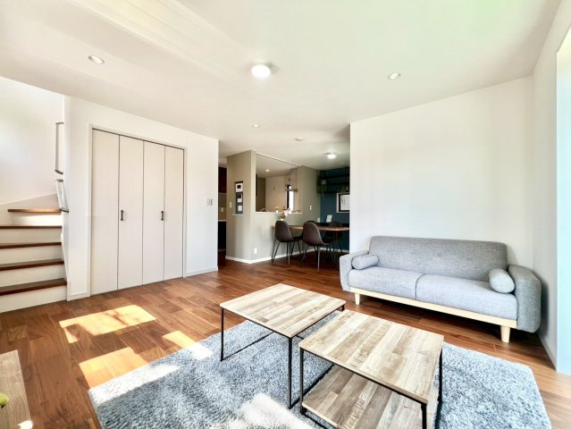 世田谷区桜上水3丁目　戸建　残2棟の居間・リビング|大きな窓からたっぷりと注ぐ陽光を浴びながら、朝食やティータイムを楽しめます。（E号棟）