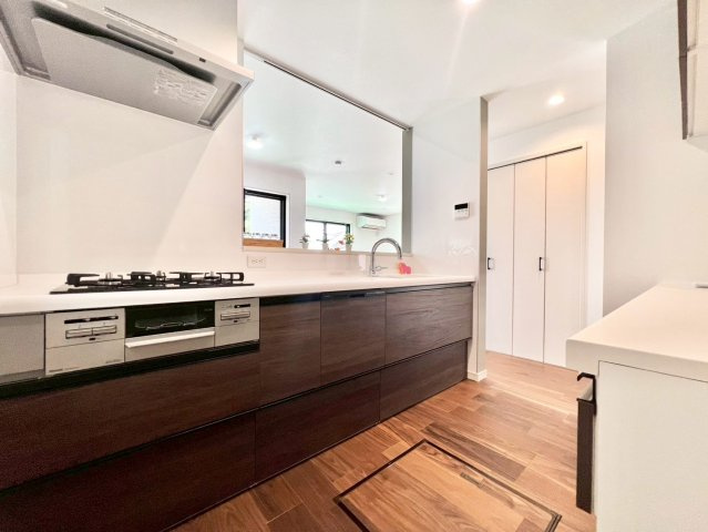 世田谷区桜上水3丁目　戸建　残2棟のキッチン|対面式キッチンには、色合いやデザインを合わせたカップボードを設置しているため食器棚いらず。（E号棟）