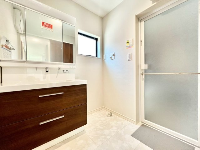 世田谷区桜上水3丁目　戸建　残2棟の独立洗面台|三面鏡の裏側は、洗面用具などの小物が置ける収納棚です。洗面ボウル下にも収納を設置！（E号棟）