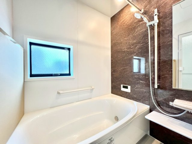 世田谷区桜上水3丁目　戸建　残2棟の浴室|浴室乾燥機付きのため、雨の日の洗濯物干しやカビの予防にも役立ちます。（E号棟）